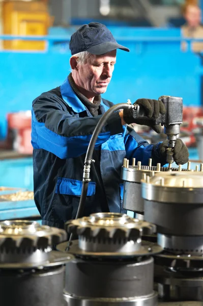 Trabajador de ensamblador industrial en fábrica — Foto de Stock