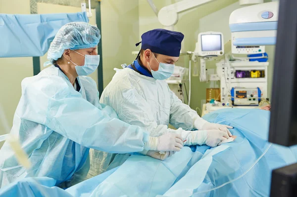Equipo de cirujanos en cirugía vascular — Foto de Stock