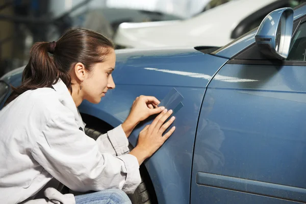 Auto mechanic colourist matching color — Stock Photo, Image