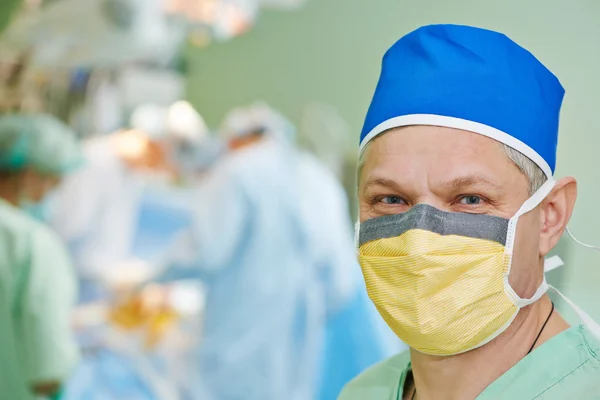 Médico cirurgião na sala de cirurgia — Fotografia de Stock