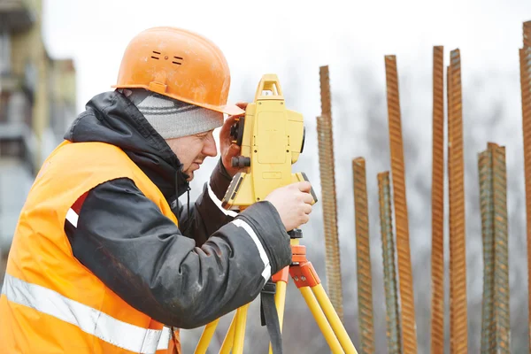 Landmeter werkt met theodoliet — Stockfoto