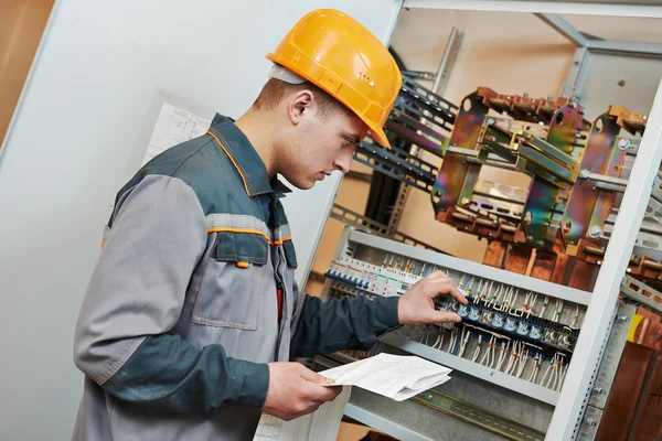 Trabajador electricista — Foto de Stock