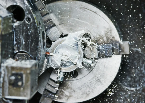 Metallbearbeitung durch Bohrung auf Drehmaschine — Stockfoto