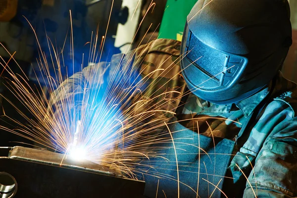 Soldador en taller de fábrica — Foto de Stock