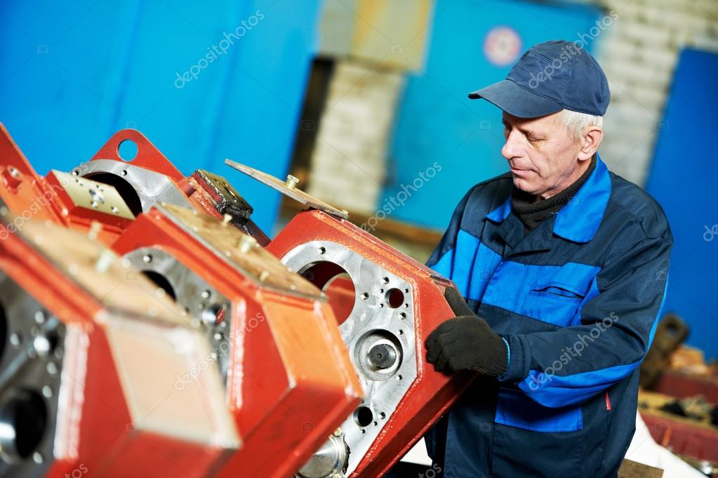 Trabajador de ensamblador industrial