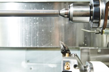 metal çalışma tezgahı üzerinde bırakarak