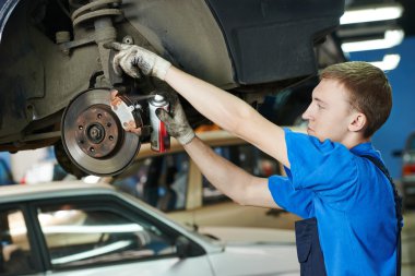 Auto makinist araba fren kalıpları değiştirme
