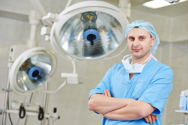 Kirurg läkare i kirurgi drift rum — Stockfoto