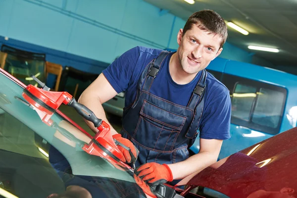 Windscreen repairman — Stock Photo, Image