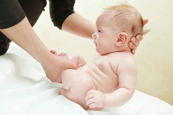 Masseur masseren van een kind — Stockfoto