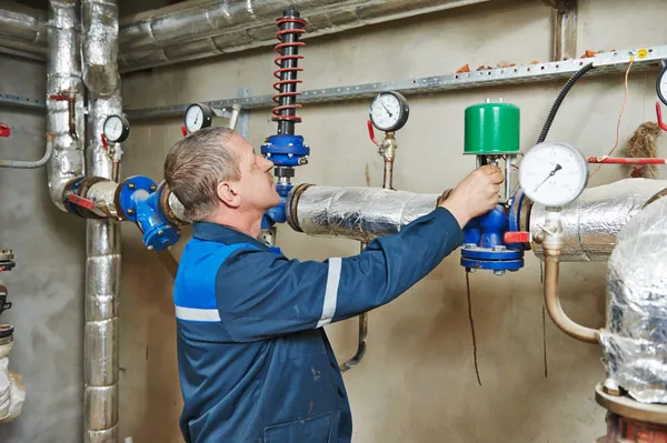 Ingeniero de calefacción reparador en sala de calderas —  Fotos de Stock