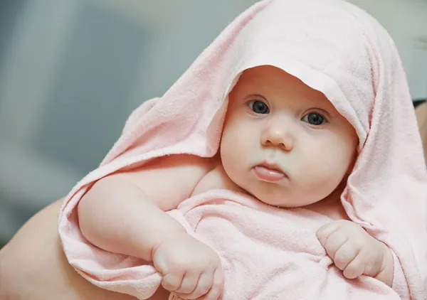 入浴後の新生の赤ん坊 — ストック写真