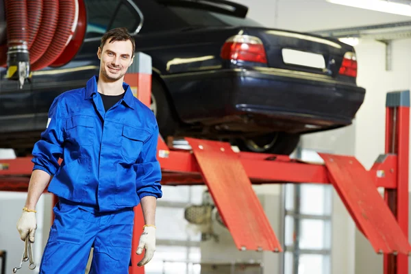 Reparatör bilmekaniker på jobbet — Stockfoto
