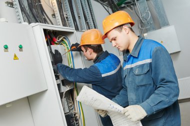 iki elektrikçi işçi
