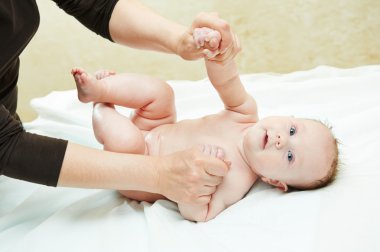 Bir çocuğa masaj yapan masör.