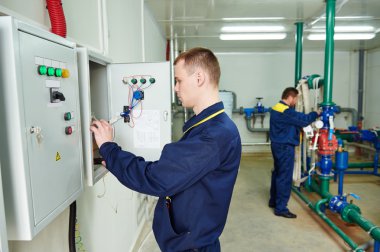 Elektrikçi mühendis işçi