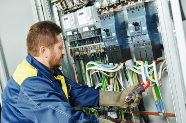 Elektrikçi mühendis işçi