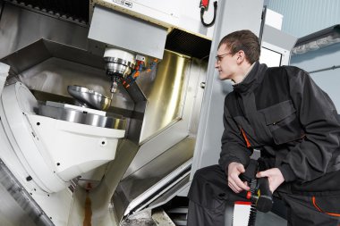 metal işleme merkezi çalışan işçi