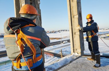 Oluşturucu çalışan yükleme beton panel