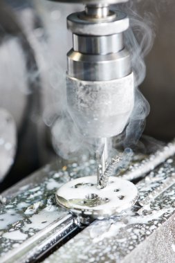 metal matkap işleme yakın çekim işlemi