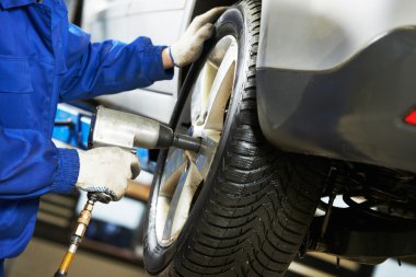 Auto makinist müsvettesini araba tekerleği anahtarı tarafından