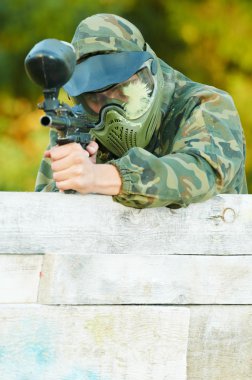 iki paintball oyuncu