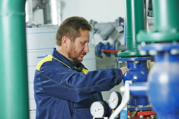 Engenheiro de aquecimento reparador na sala da caldeira — Fotografia de Stock