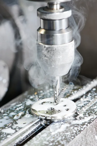 Processo de close-up de usinagem de broca de metal — Fotografia de Stock