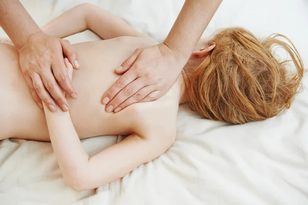 Massagista massagear uma criança de volta — Fotografia de Stock