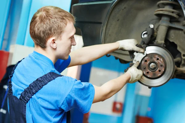 Auto mecânico na substituição de sapatos de freio de carro — Fotografia de Stock