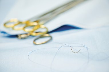 Ameliyat dikiş iğnesi ve forseps