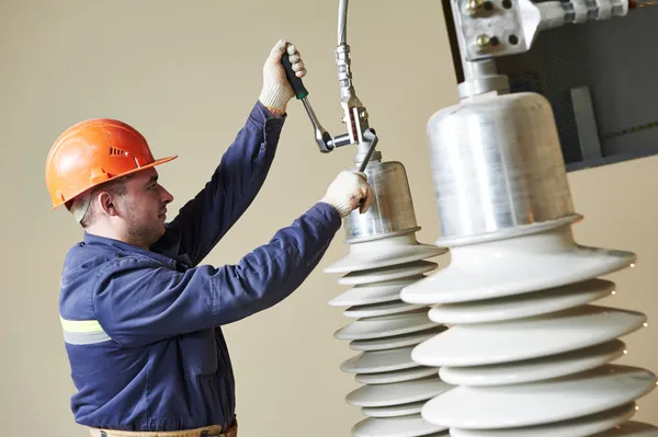 Eletricista de energia lineman no trabalho — Fotografia de Stock