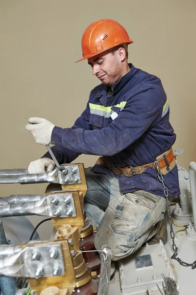 Eletricista de energia lineman no trabalho — Fotografia de Stock