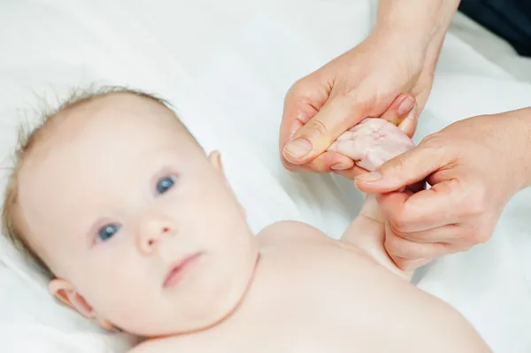 Massaggiatore massaggiando un bambino — Foto Stock