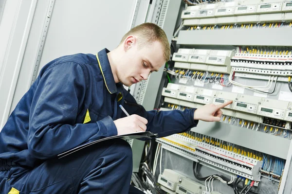 Engenheiro eletricista trabalhador — Fotografia de Stock