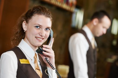 otel çalışanı ile üzerine resepsiyona telefon