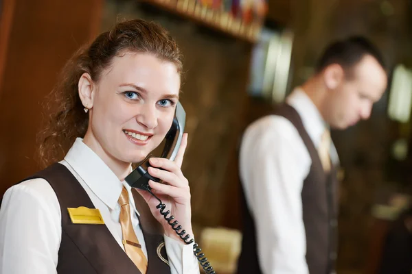 Hotel arbetare med telefon på mottagning — Stockfoto