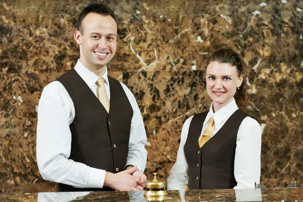 Trabajador del hotel en recepción — Foto de Stock