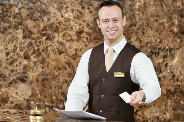 Trabalhador do hotel com cartão chave — Fotografia de Stock
