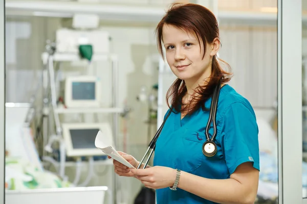 Médico cirurgião na sala de cirurgia — Fotografia de Stock