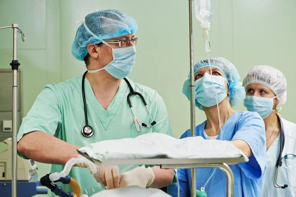 Equipe de cirurgiões na sala de cirurgia — Fotografia de Stock