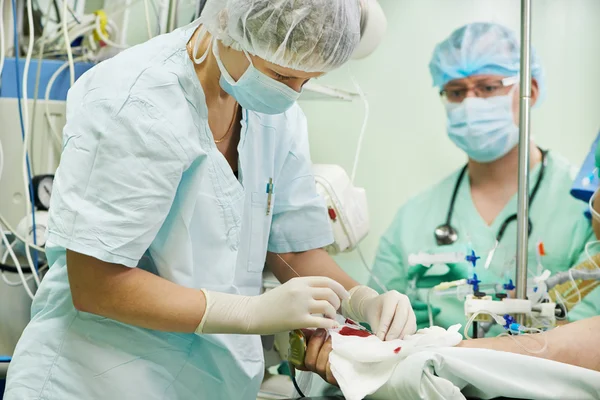 Cirujanos que producen anestesia general en cirugía — Foto de Stock
