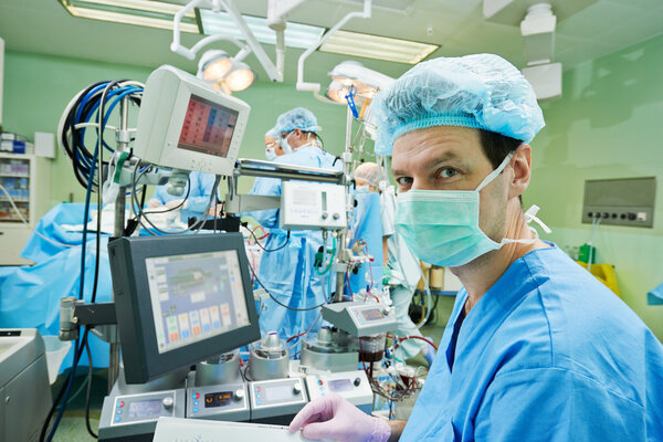 Surgery perfusionist during operation
