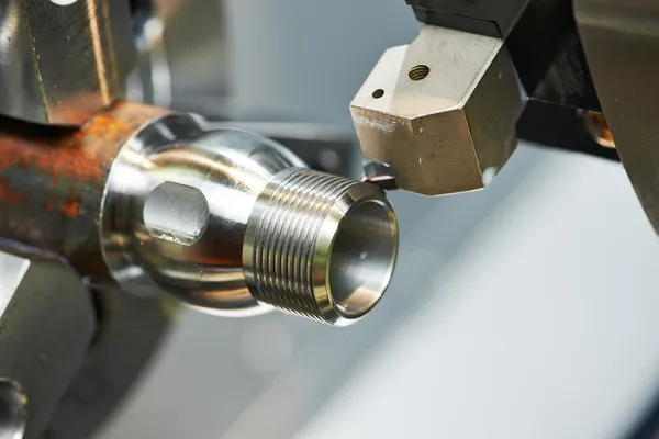 Processo de fresagem de metal na máquina-ferramenta — Fotografia de Stock
