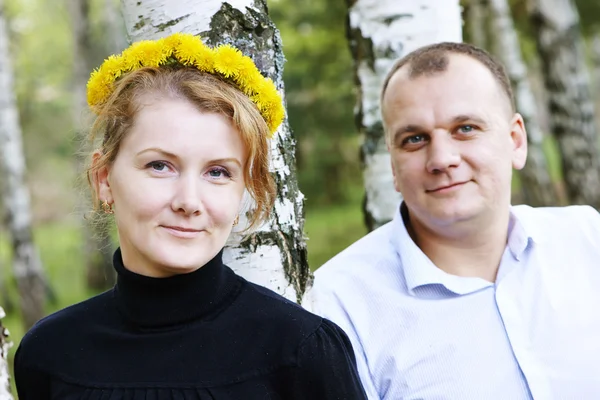 Muž a žena s květinový věnec okolo — Stock fotografie