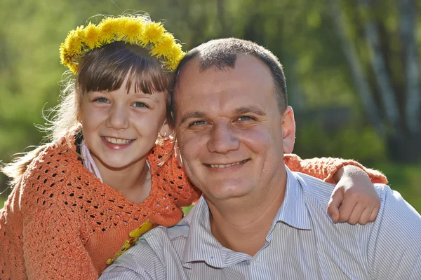 Père avec fille à l'extérieur — Photo