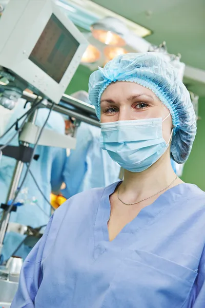 Chirurgie verpleegkundige werken tijdens operatie — Stockfoto