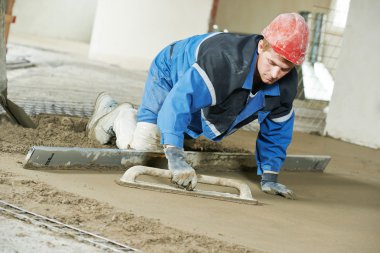 Sıvacı beton alt kat iş başında