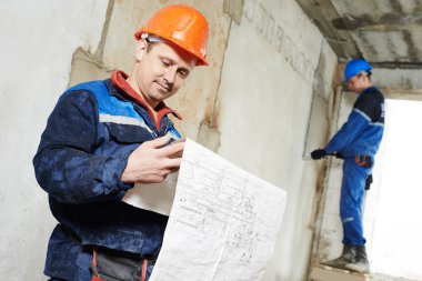 iki elektrikçi işçi