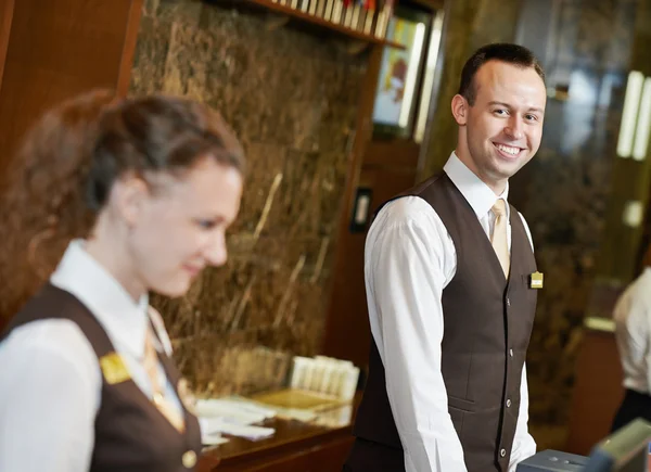 Trabalhador do hotel na recepção — Fotografia de Stock